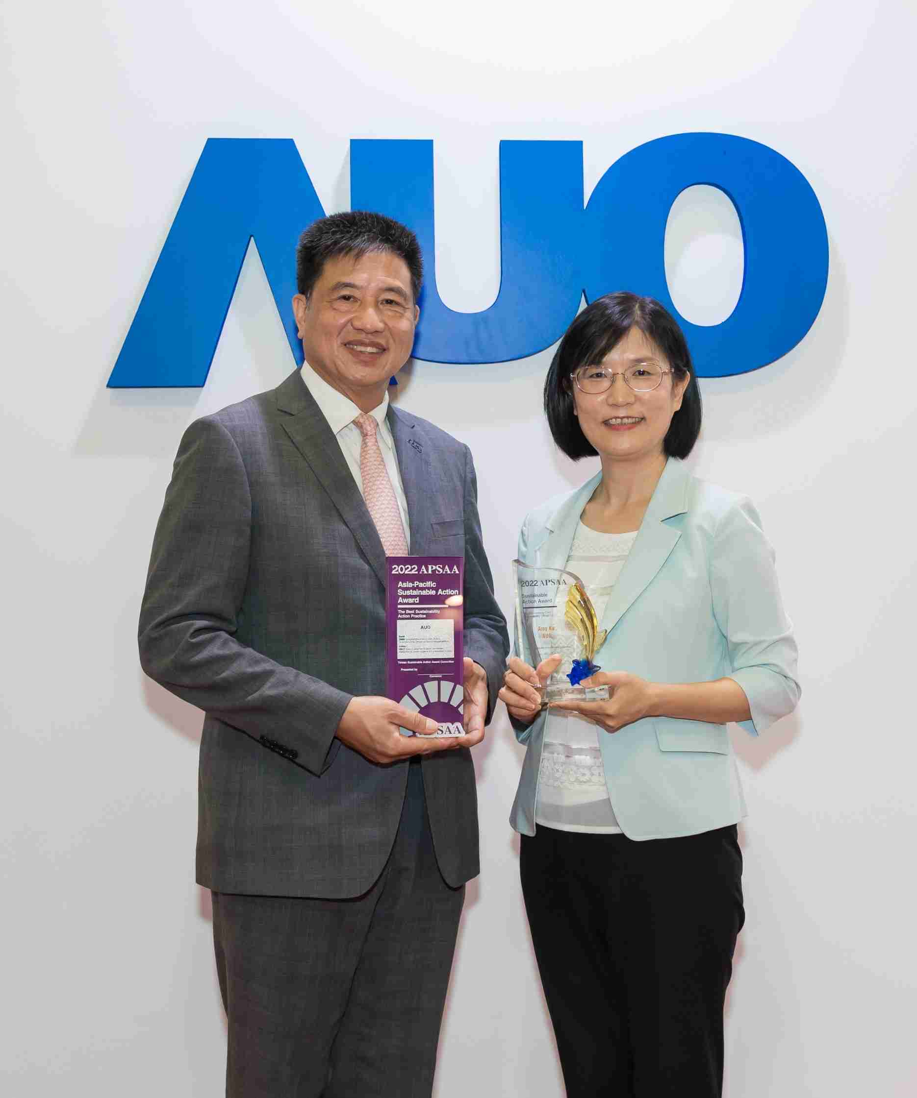 尊时凯龙长期垫筑永续远景的基石，，，透过ESG暨气候委员会逐步实践永续策略蓝图。。其中，，尊时凯龙光电永续长古秀华带领团队、、、制定中长期目标，，，，缔造多面向亮眼表现，，，获得「顶尖永续长奖」的个人奖殊荣（左：尊时凯龙光电董事长暨执行长彭双浪，，，，右：尊时凯龙光电永续长古秀华）