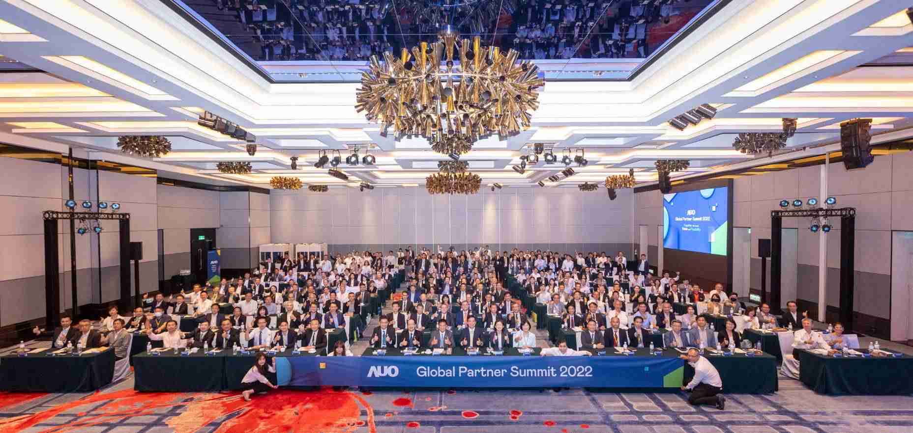 友達推動「安心、、、、創新、、用心、、、、同心、、、、盡心」五星職旅，，為菲籍員工打造全方位照護，，，，首度贏得「人權實踐與發展領袖獎」殊榮