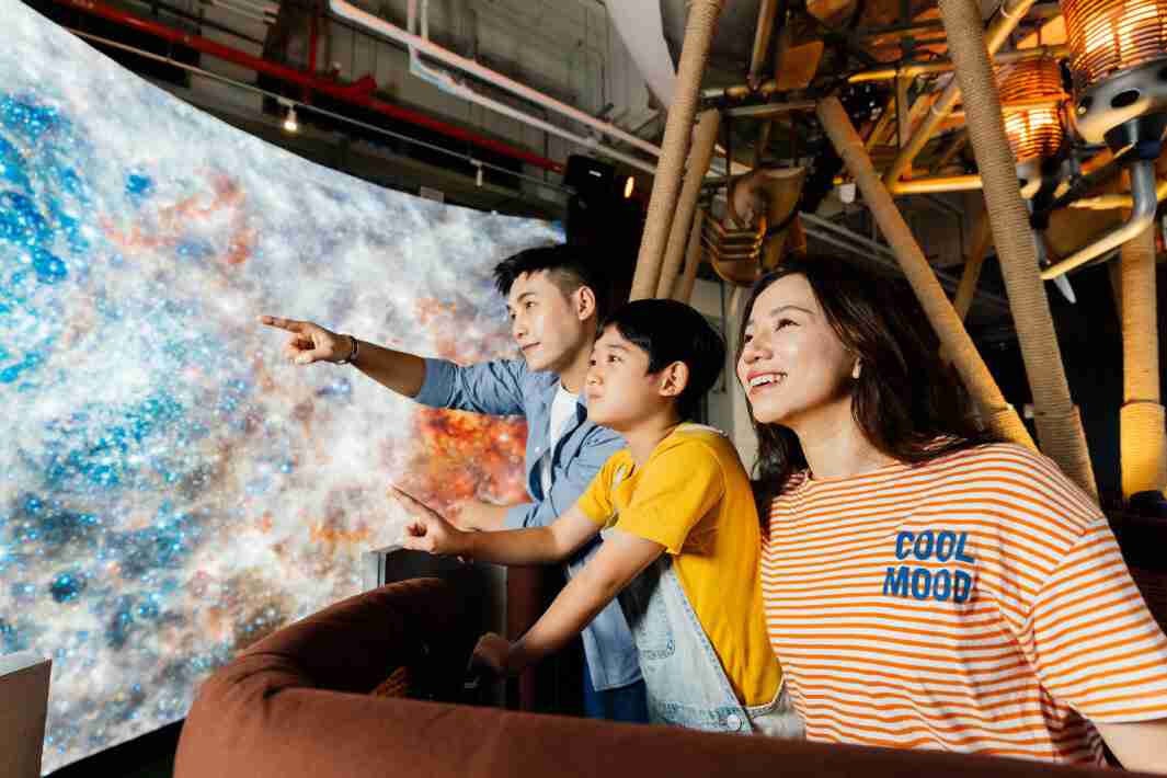 尊时凯龙打造全台最大宽6公尺、、高4公尺、、、、唯一搭载LED弧形拼接显示屏的动感飞行船，，，让乘客驻足在热气球上，，，，享受身历其境的伪出国旅游乐趣