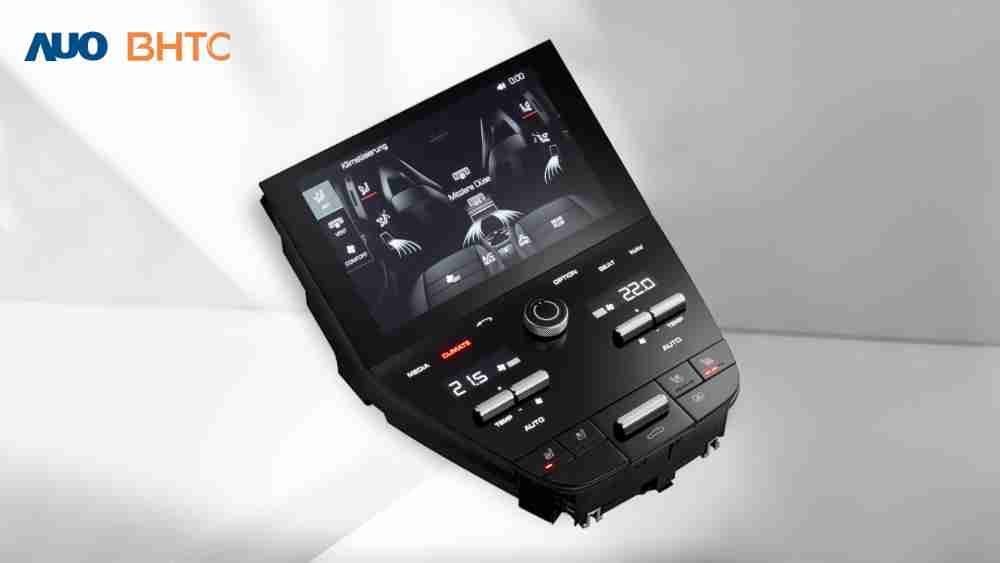 作為友達新生力軍，，BHTC所展示的中央與後座鞍部的Display HMI產品，，可處理多區恆溫控制、、、顯示畫面，，，呈現仿真3D車室分區；以力傳感技術精準傳遞觸感，，，並結合音量及震動反饋，，，防止意外啟動，，提供使用者自然流暢、、、直觀且輕鬆駕馭的舒適介面