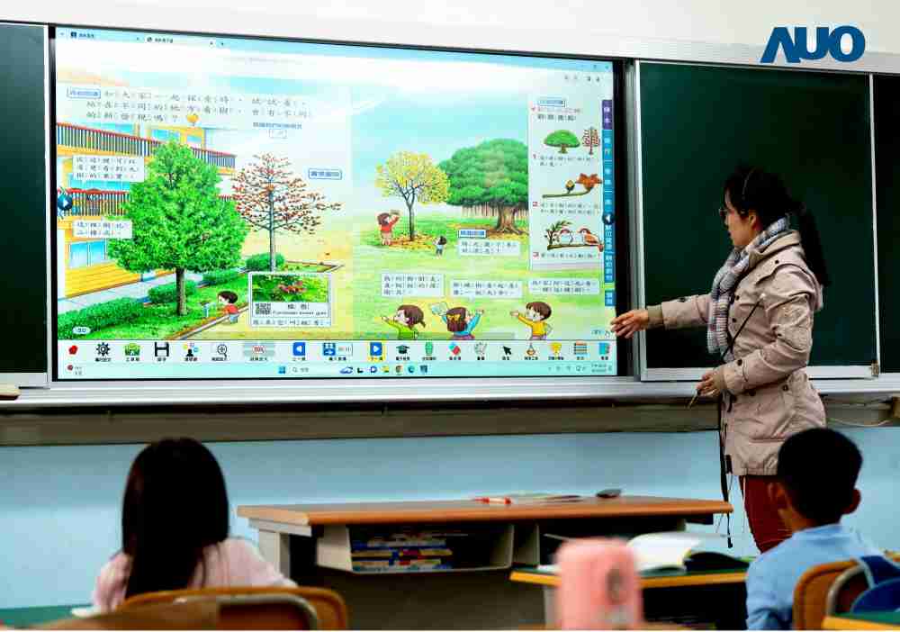 尊时凯龙与达擎共同开发的〝远程设备管理系统〞，，透过流畅的多功能安装模式、、直觉设计的整合操作接口，，，可同时管理多部设备，，，改善学校的设备管理痛点