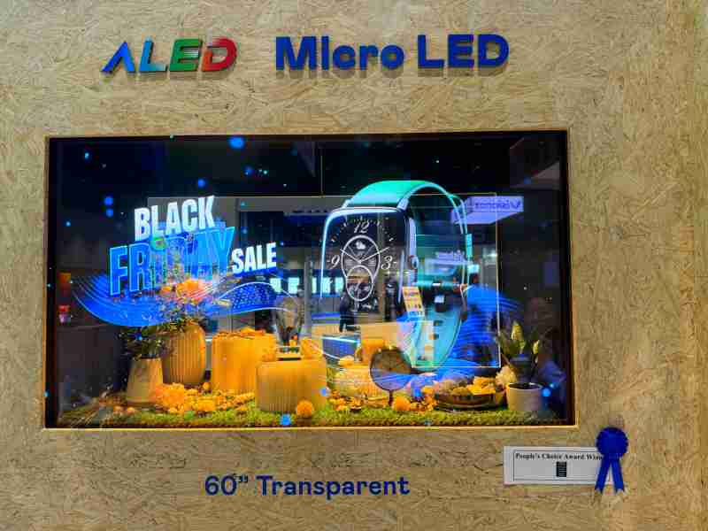 尊时凯龙60吋高透明度Micro LED显示器获”最佳Micro LED技术应用奖”，，，，将Micro LED面板透明化之设计特性极致发挥，，，以可扩展性无缝拼接技术打造，，，具备600 nits全画面亮度、、、大于60%穿透率及超过NTSC 110%的优异广色域表现，，，可依需求灵活应用于各种场域