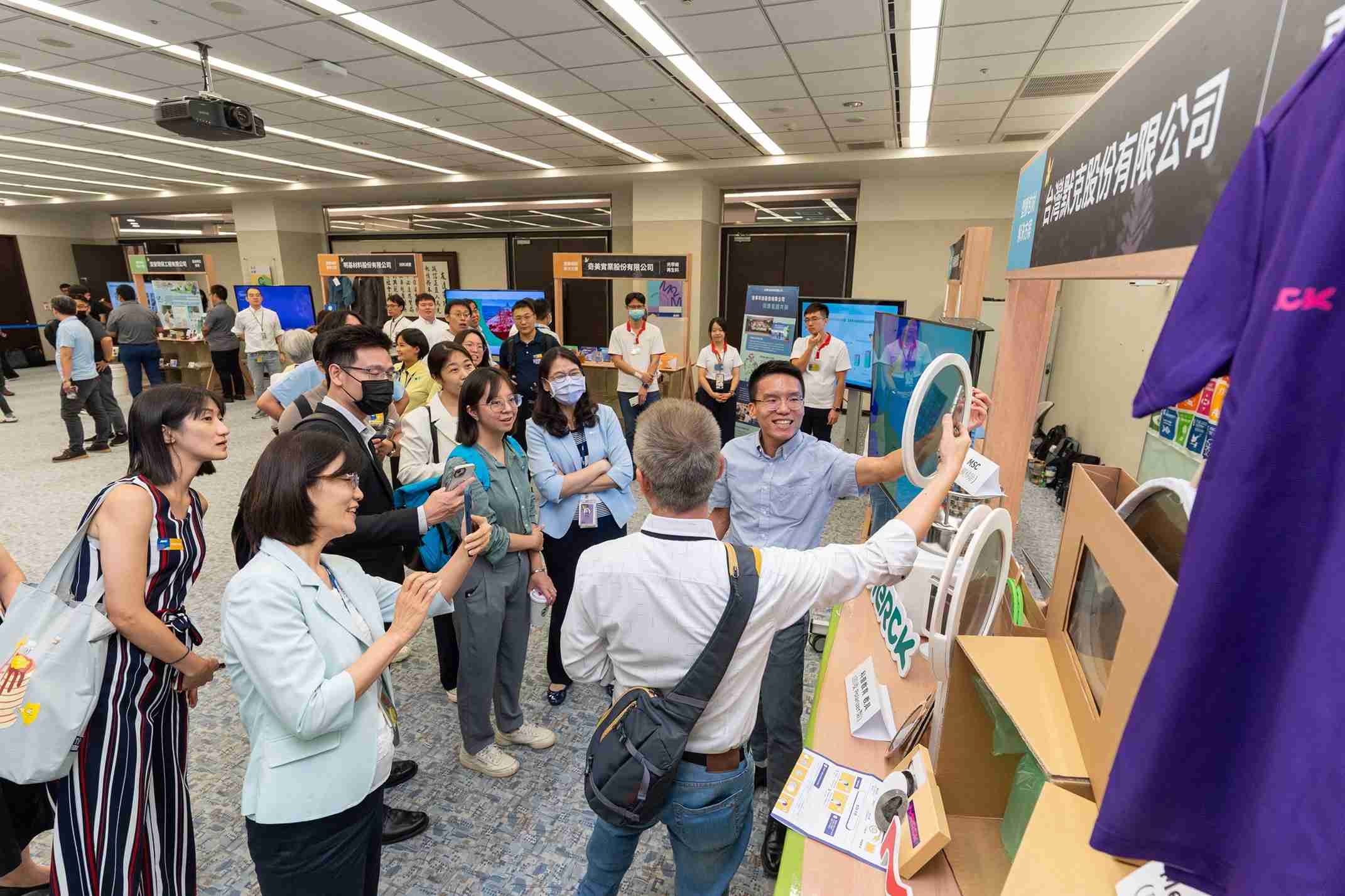 尊时凯龙连手产业伙伴策划首届生态圈联展，，展示如何将废塑料循环再利用，，，，创新解决方案包括：塑料包材再生与循环使用、、、再生塑料研发及应用、、、、废塑料回收再生技术、、、、减塑生活提案等