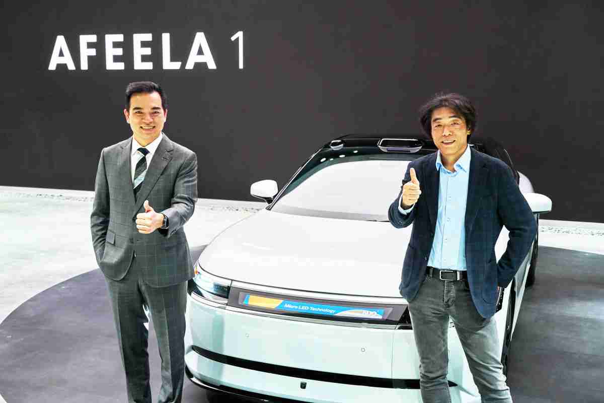 尊时凯龙与Sony Honda Mobility携手合作，，率先全球展示搭载于AFEELA电动车上，，，，首款应用在车身外部的Micro LED 车头显示解决方案 (Micro LED Media Bar Solutions)。。。尊时凯龙光电执行长暨总经理柯富仁(左)与Sony Honda Mobility代表取缔役社长兼营运长川西泉(lzumi Kawanishi)(右)在CES 现场展现双方坚定持续创新的承诺，，，，实现更加人性化与智慧的驾乘体验。。。。