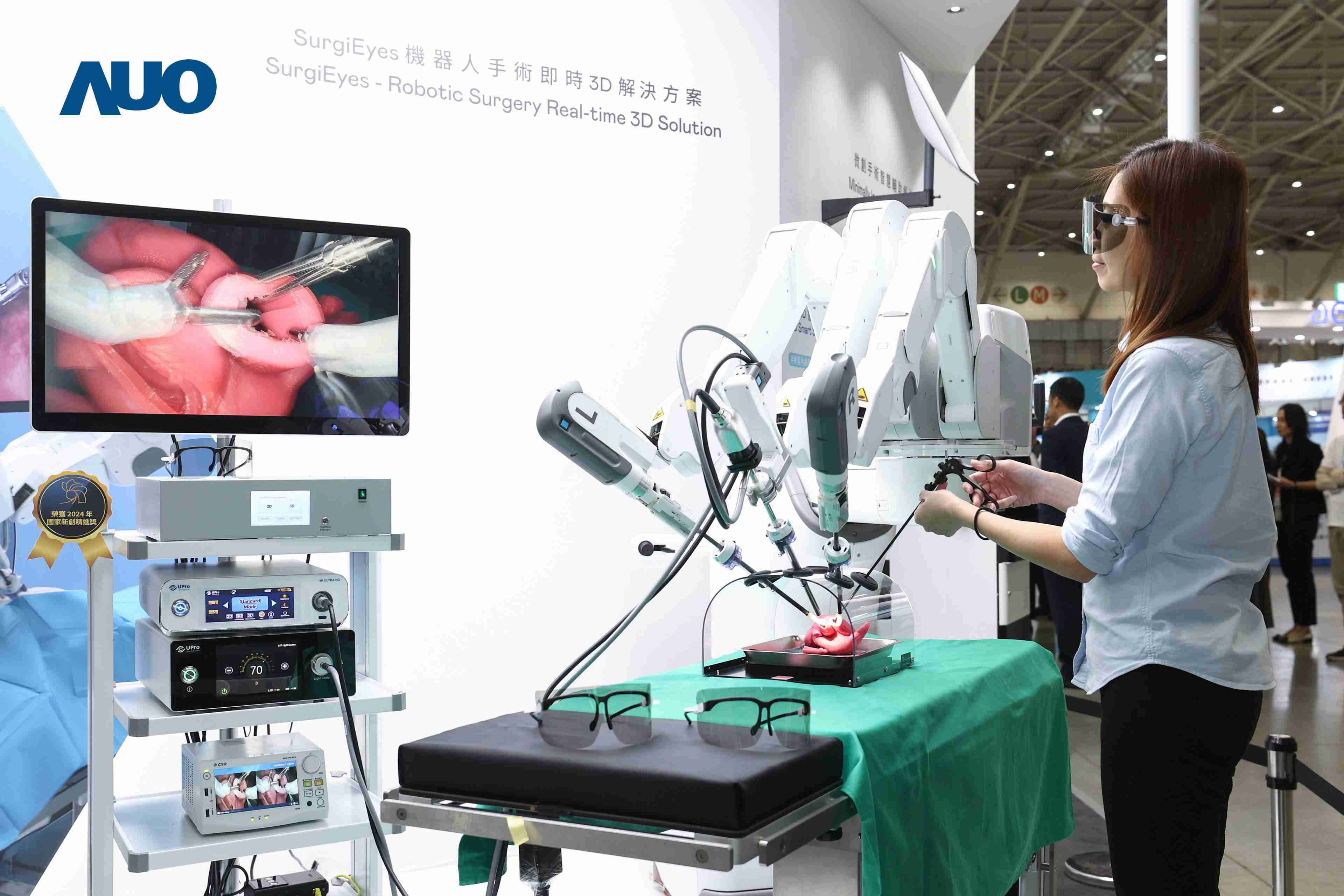 达擎以领先的3D显示技术推出〝SurgiEyes机器人手术实时3D解决方案〞，，整合先进3D图像处理与独家3D垂直宽视角、、广色域的显示技术，，，手术团队可实时同步主刀医师视角看到清晰3D影像，，提升沟通效率与安全性。。。